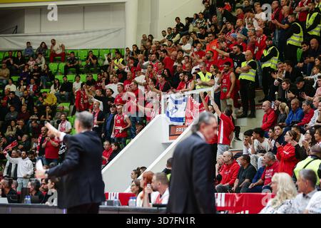 Botevgrad, Bulgarien. November 2025. Hapoels Fans während des Euroleague-Spiels zwischen Hapoel IBI Tel Aviv und Real Madrid - Arena Botevgrad in Botevgrad, Bulgarien am 25. November 2025 Credit: Independent Photo Agency/Alamy Live News Stockfoto