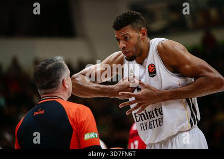 Botevgrad, Bulgarien. November 2025. Edy Tavares protestierte während des Euroleague-Spiels zwischen Hapoel IBI Tel Aviv und Real Madrid - Arena Botevgrad am 25. November 2025 in Botevgrad, Bulgarien Stockfoto