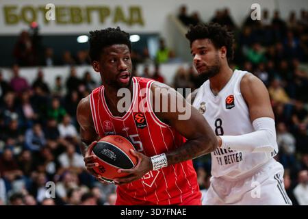Botevgrad, Bulgarien. November 2025. Hapoel’s Daniel Oturu im Kampf gegen Real Madrid’s Chuma Okeke während des Euroleague-Spiels zwischen Hapoel IBI Tel Aviv und Real Madrid - Arena Botevgrad in Botevgrad, Bulgarien am 25. November 2025 Credit: Independent Photo Agency/Alamy Live News Stockfoto