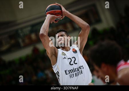 Botevgrad, Bulgarien. November 2025. Real Madrid's EDU Tavares Shooting während des Euroleague-Spiels zwischen Hapoel IBI Tel Aviv und Real Madrid - Arena Botevgrad in Botevgrad, Bulgarien am 25. November 2025 Credit: Independent Photo Agency/Alamy Live News Stockfoto
