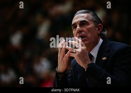 Botevgrad, Bulgarien. November 2025. Real Madrids Cheftrainer Sergio Scariolo während des Euroleague-Spiels zwischen Hapoel IBI Tel Aviv und Real Madrid - Arena Botevgrad in Botevgrad, Bulgarien am 25. November 2025 Credit: Independent Photo Agency/Alamy Live News Stockfoto