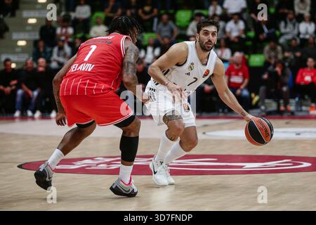Botevgrad, Bulgarien. November 2025. Real Madrids Facundo Campazzo in Aktion während des Euroleague-Spiels zwischen Hapoel IBI Tel Aviv und Real Madrid - Arena Botevgrad in Botevgrad, Bulgarien am 25. November 2025 Credit: Independent Photo Agency/Alamy Live News Stockfoto