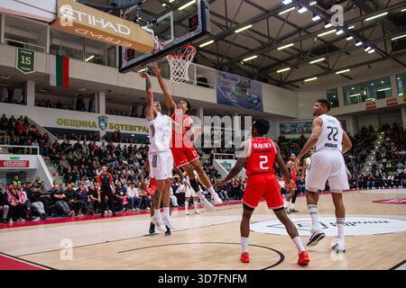 Botevgrad, Bulgarien. November 2025. Hapoel's Collin Malcolm im Kampf gegen Gabriel Alejandro Deck von Real Madrid während des Euroleague-Spiels zwischen Hapoel IBI Tel Aviv und Real Madrid - Arena Botevgrad in Botevgrad, Bulgarien am 25. November 2025 Credit: Independent Photo Agency/Alamy Live News Stockfoto