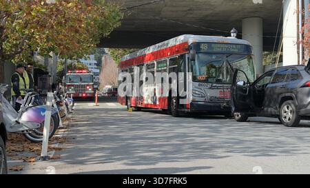 San Francisco, USA. November 2025. Ein Muni-Bus und ein dunkler Toyota-SUV waren an einer Kollision auf der 22nd St. Thomas Hunter II/Alamy Live News beteiligt Stockfoto