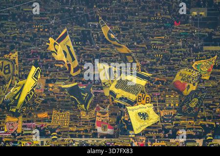Dortmund, Deutschland. November 2025. DORTMUND, DEUTSCHLAND - 25. NOVEMBER: Fans und Fans von Borussia Dortmund halten Schals, Fahnen und Banner hoch und bilden eine gelbe Wand vor dem Spiel der UEFA Champions League 2025/26 Phase MD5 zwischen Borussia Dortmund und Villarreal CF im BVB Stadion Dortmund am 25. November 2025 in Dortmund. (Foto von Gabriel Calvino Alonso/BSR Agency) Credit: BSR Agency/Alamy Live News Stockfoto