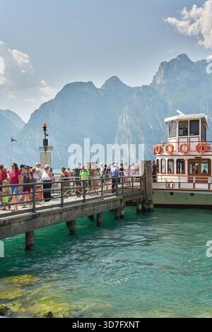 Passagiere auf der Italia Fähre besuchen Torbole sul Garda am Gardasee in Italien Stockfoto