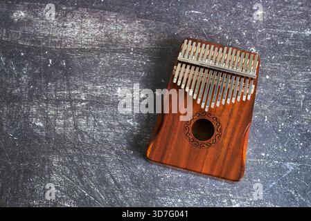Hölzerner Kalimba auf einer strukturierten Oberfläche, bereit zum Spielen Stockfoto