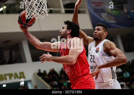 Botevgrad, Bulgarien. November 2025. Hapoel’s Vasilije Micic im Kampf gegen Real Madrids EDU Tavares während des Euroleague-Spiels zwischen Hapoel IBI Tel Aviv und Real Madrid - Arena Botevgrad in Botevgrad, Bulgarien am 25. November 2025 Credit: Independent Photo Agency/Alamy Live News Stockfoto