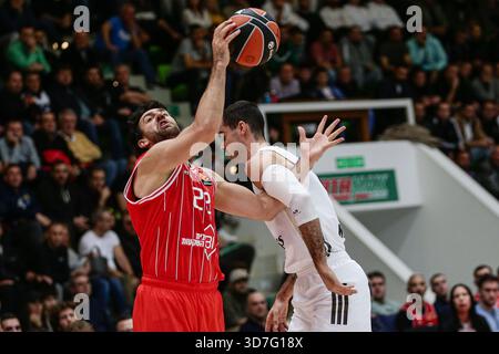 Botevgrad, Bulgarien. November 2025. Hapoel's Vasilije Micic in Aktion während des Euroleague-Spiels zwischen Hapoel IBI Tel Aviv gegen Real Madrid - Arena Botevgrad, Bulgarien am 25. November 2025 Credit: Independent Photo Agency/Alamy Live News Stockfoto