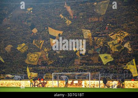 Dortmund, Deutschland. November 2025. DORTMUND, DEUTSCHLAND - 25. NOVEMBER: Fans und Fans von Borussia Dortmund halten Schals, Fahnen und Banner hoch und bilden eine gelbe Wand vor dem Spiel der UEFA Champions League 2025/26 Phase MD5 zwischen Borussia Dortmund und Villarreal CF im BVB Stadion Dortmund am 25. November 2025 in Dortmund. (Foto von Gabriel Calvino Alonso/BSR Agency) Credit: BSR Agency/Alamy Live News Stockfoto
