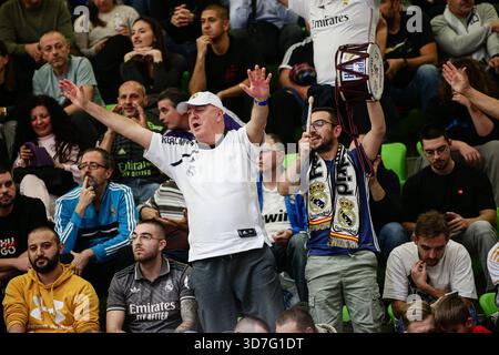 Botevgrad, Bulgarien. November 2025. Die Fans von Real Madrid während des Euroleague-Spiels zwischen Hapoel IBI Tel Aviv und Real Madrid - Arena Botevgrad in Botevgrad, Bulgarien am 25. November 2025 Credit: Independent Photo Agency/Alamy Live News Stockfoto