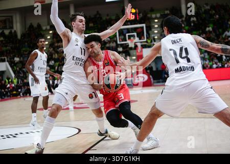 Botevgrad, Bulgarien. November 2025. Hapoel’s Elijah Bryant im Kampf gegen Real Madrids Mario Hezonja während des Euroleague-Spiels zwischen Hapoel IBI Tel Aviv und Real Madrid - Arena Botevgrad in Botevgrad, Bulgarien am 25. November 2025 Credit: Independent Photo Agency/Alamy Live News Stockfoto