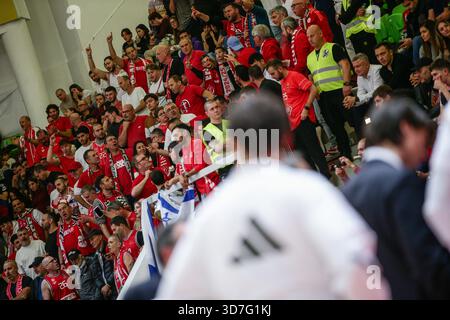 Botevgrad, Bulgarien. November 2025. Hapoels Fans während des Euroleague-Spiels zwischen Hapoel IBI Tel Aviv und Real Madrid - Arena Botevgrad in Botevgrad, Bulgarien am 25. November 2025 Credit: Independent Photo Agency/Alamy Live News Stockfoto