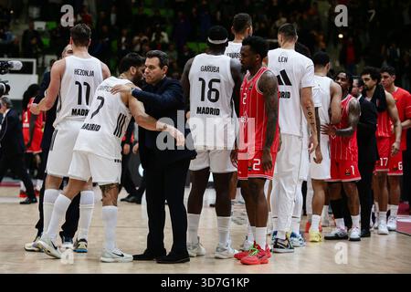 Botevgrad, Bulgarien. November 2025. Hapoels Cheftrainer Dimitrios Itoudis gratulierte Real Madrids Facundo Campazzo während des Euroleague-Spiels zwischen Hapoel IBI Tel Aviv vs Real Madrid - Arena Botevgrad in Botevgrad, Bulgarien am 25. November 2025 Credit: Independent Photo Agency/Alamy Live News Stockfoto