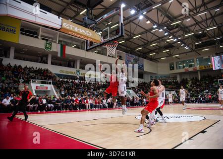 Botevgrad, Bulgarien. November 2025. Hapoel’s Chris Jones im Kampf gegen Theo Maledon, Real Madrid, während des Euroleague-Spiels zwischen Hapoel IBI Tel Aviv und Real Madrid - Arena Botevgrad, Bulgarien am 25. November 2025 Credit: Independent Photo Agency/Alamy Live News Stockfoto