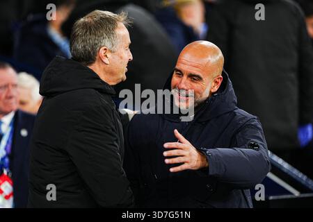 Kasper Hjulmand (Bayer 04 Leverkusen, Trainer), Josep 'PEP' Guardiola (Manchester City, Trainer) eng, Manchester City gegen Bayer 04 Leverkusen, Fussball, UEFA Champions League, Spieltag 5, Spielzeit 2025/2026, 25.11.2025 Foto: Eibner-Pressefoto/Marcel von Fehrn Stockfoto