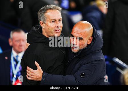 Kasper Hjulmand (Bayer 04 Leverkusen, Trainer), Josep 'PEP' Guardiola (Manchester City, Trainer) eng, Manchester City gegen Bayer 04 Leverkusen, Fussball, UEFA Champions League, Spieltag 5, Spielzeit 2025/2026, 25.11.2025 Foto: Eibner-Pressefoto/Marcel von Fehrn Stockfoto