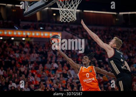 Valencia, Spanien. November 2025. Euroleague-Spiel zwischen Valencia Basket und FC Bayern München. Abgebildet: Brancou Badio; Valencia und Wenyen Gabriel; Bayern. Quelle: Bartlomiej Wisniewski/Cyberfocus/Alamy Live News Stockfoto