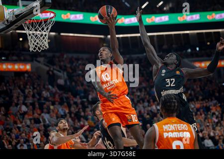 Valencia, Spanien. November 2025. Euroleague-Spiel zwischen Valencia Basket und FC Bayern München. Im Bild: Omari Moore; Valencia und Wenyen Gabriel; Bayern. Quelle: Bartlomiej Wisniewski/Cyberfocus/Alamy Live News Stockfoto