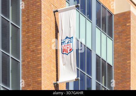 Die National Football League, NFL, Logo auf einem Banner vor dem Lucas Oil Stadium. Stockfoto
