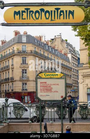 Schmiedeeisernes Jugendstilschild zur U-Bahnstation Wagram, Paris, Frankreich Stockfoto