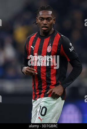 Mailand, Italien. November 2025. Rafael Leao vom AC Milan während des Spiels Internazionale gegen AC Milan Serie A in Giuseppe Meazza, Mailand. Der Bildnachweis sollte lauten: Jonathan Moscrop/Sportimage Credit: Sportimage Ltd/Alamy Live News Stockfoto