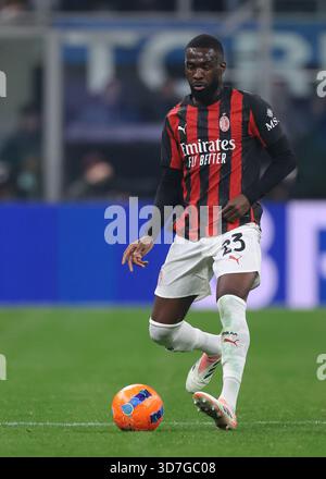 Mailand, Italien. November 2025. Fikayo Tomori vom AC Milan beim Spiel Internazionale gegen AC Milan Serie A in Giuseppe Meazza, Mailand. Der Bildnachweis sollte lauten: Jonathan Moscrop/Sportimage Credit: Sportimage Ltd/Alamy Live News Stockfoto