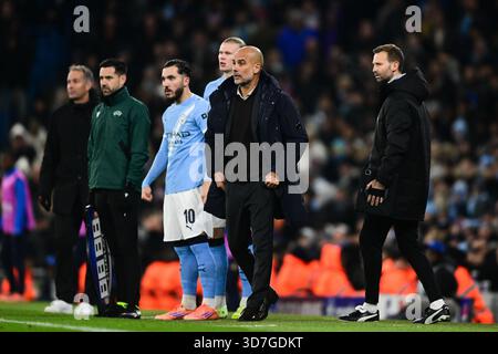 Etihad Stadium, Manchester, England am 25. November 2025. Manchester City Manager PEP Guardiola stellt am 25. November 2025 Rayan Cherki aus Manchester City und Erling Haaland aus Manchester City beim Spiel Manchester City gegen Bayer 04 Leverkusen UEFA Champions League 2025/26 League Phase MD5 im Etihad Stadium, Manchester, England vor. Credit: Harriet Massey/Every Second Media Credit: Every Second Media/Alamy Live News Stockfoto