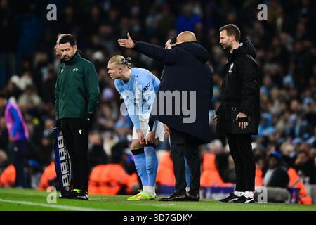 Etihad Stadium, Manchester, England am 25. November 2025. Manchester City Manager PEP Guardiola stellt am 25. November 2025 Rayan Cherki aus Manchester City und Erling Haaland aus Manchester City beim Spiel Manchester City gegen Bayer 04 Leverkusen UEFA Champions League 2025/26 League Phase MD5 im Etihad Stadium, Manchester, England vor. Credit: Harriet Massey/Every Second Media Credit: Every Second Media/Alamy Live News Stockfoto
