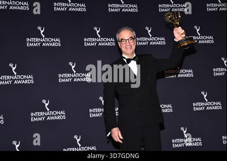 New York, USA. November 2025. Der brasilianische Medienvertreter Joao Roberto Marinho posiert im Presseraum mit dem Directorate Award während der 53. International Emmy Awards im New York Hilton Midtown, New York, NY, 24. November 2025. (Foto: Anthony Behar/SIPA USA) Credit: SIPA USA/Alamy Live News Stockfoto