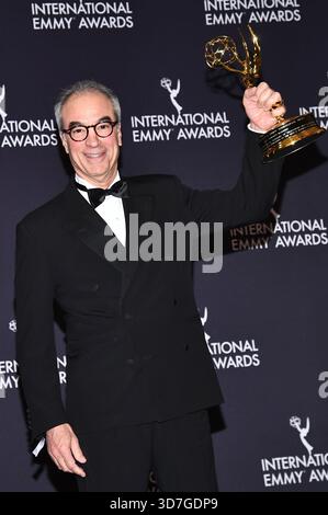 New York, USA. November 2025. Der brasilianische Medienvertreter Joao Roberto Marinho posiert im Presseraum mit dem Directorate Award während der 53. International Emmy Awards im New York Hilton Midtown, New York, NY, 24. November 2025. (Foto: Anthony Behar/SIPA USA) Credit: SIPA USA/Alamy Live News Stockfoto