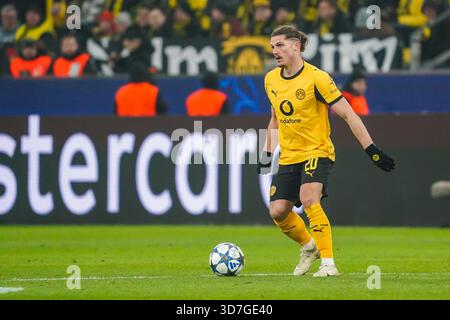 Dortmund, Deutschland. November 2025. DORTMUND, DEUTSCHLAND - 25. NOVEMBER: Marcel Sabitzer von Borussia Dortmund sieht beim Spiel der UEFA Champions League 2025/26 Phase MD5 zwischen Borussia Dortmund und Villarreal CF im BVB Stadion Dortmund am 25. November 2025 in Dortmund an. (Foto von Gabriel Calvino Alonso/BSR Agency) Credit: BSR Agency/Alamy Live News Stockfoto