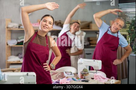 Schneider machen ein Aufwärmen in der Werkstatt Stockfoto