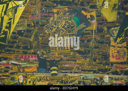 Dortmund, Deutschland. November 2025. DORTMUND, DEUTSCHLAND - 25. NOVEMBER: Fans und Fans von Borussia Dortmund halten Schals, Banner und Fahnen hoch, um ihr Team beim Spiel der UEFA Champions League 2025/26 Phase MD5 zwischen Borussia Dortmund und Villarreal CF am 25. November 2025 im BVB Stadion Dortmund anzufeuern. (Foto von Gabriel Calvino Alonso/BSR Agency) Credit: BSR Agency/Alamy Live News Stockfoto