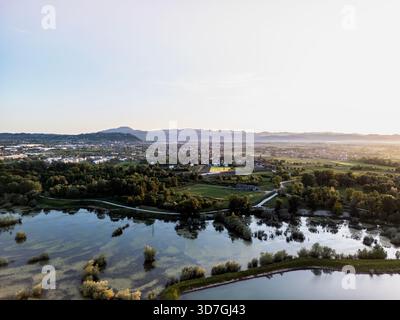 Fantastischer Sonnenuntergang über dem See Oresje, Kroatien, wunderschöne Seen und Fischteiche, umgeben von Landschaft und Wäldern Stockfoto