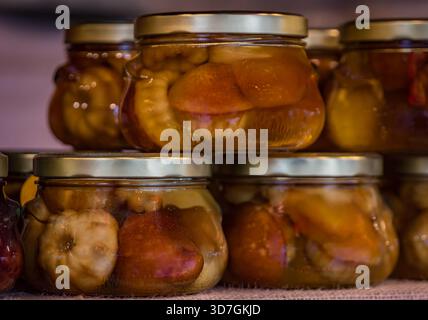 Gläser mit Mini-Baba-au-Rhum- oder Rum-Baba-Kuchen, getränkt in Birnenpoire und Damson-Pflaumenquetsche-Likören, Weihnachtsmarkt in Colmar, Frankreich Stockfoto