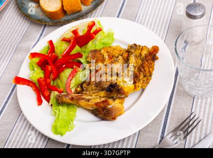 Gebratene Hähnchenstücke mit Salat und Paprika Stockfoto