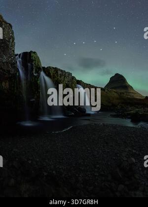 Kirkjufell unter einer starken aurora Stockfoto