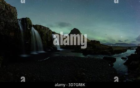 Kirkjufell unter einer starken aurora Stockfoto