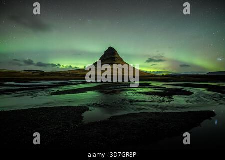 Kirkjufell unter einer starken aurora Stockfoto