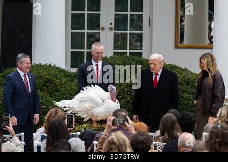 Washington, DC, USA. November 2025. US-Präsident Donald J Trump, Right, nimmt am Dienstag, den 25. November, im Rosengarten des Weißen Hauses in Washington, DC, USA, an der nationalen Begnadigungszeremonie der türkei Teil. 2025. Vermerk: Mattie Neretin/CNP/dpa/Alamy Live News Stockfoto