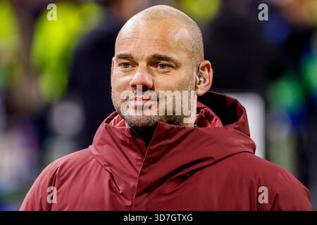 Wesley Sneijder, ehemaliger AFC Ajax-Spieler aus den Niederlanden, sieht sich beim Spiel der UEFA Champions League 2025/26 Phase MD5 zwischen AFC Ajax und SL Benfica am 25. November 2025 in der Johan Cruijff Arena in Amsterdam an. (Quelle: Warz Brinkerhof/MTB-Foto/Alamy Live News) Stockfoto
