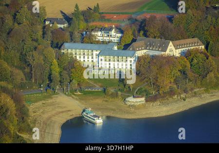 Luftansicht, Welcome Hotel Meschede/Hennesee und Hennesee Pier, Niedrigwasser am Ufer, Meschede, Sauerland, Nordrhein-Westfalen, Deutschland, 4 s Stockfoto