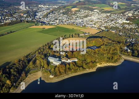Luftansicht, Welcome Hotel Meschede/Hennesee und Hennesee Pier, Niedrigwasser am Ufer, Meschede, Sauerland, Nordrhein-Westfalen, Deutschland, 4 s Stockfoto