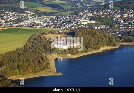 Luftansicht, Welcome Hotel Meschede/Hennesee und Hennesee Pier, Niedrigwasser am Ufer, Meschede, Sauerland, Nordrhein-Westfalen, Deutschland, 4 s Stockfoto