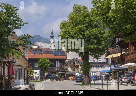Pfarrkirche St. Georg mit Häusern, Geschäften in Haupt- und Bergstraßen, Ruhpolding, Chiemgau, Oberbayern, Bayern, Deutschland Stockfoto