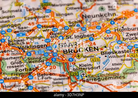 Saarbrücken, Saarland, Deutschland auf einer Straßenkarte Stockfoto