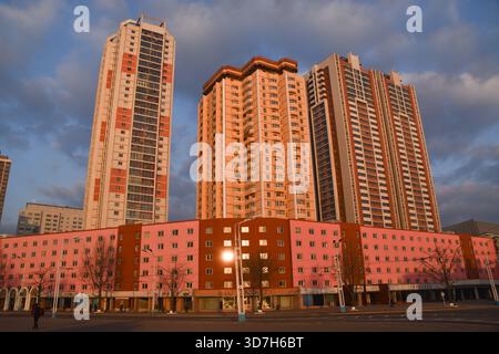 Die Sonne taucht die Straßen von Pjöngjang in das Morgenlicht Stockfoto