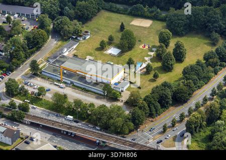 Luftaufnahme des Friedrich-Wennmann Bad Freibads mit geschlossenem Dach und Rasenfläche in Mühlheim an der Ruhr, Ruhrgebiet, Nordrhein-Westfalen, Deutschland, Muel Stockfoto