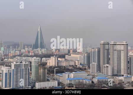 Blick über die Dächer von Pyongyang zum Ryugyong Hotel Stockfoto